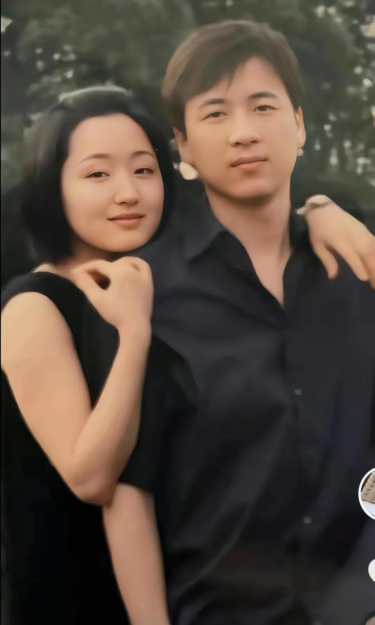 1994 至 1997 年，杨钰莹与赖文峰深陷爱河，照片中，杨钰莹亲昵依偎，笑意
