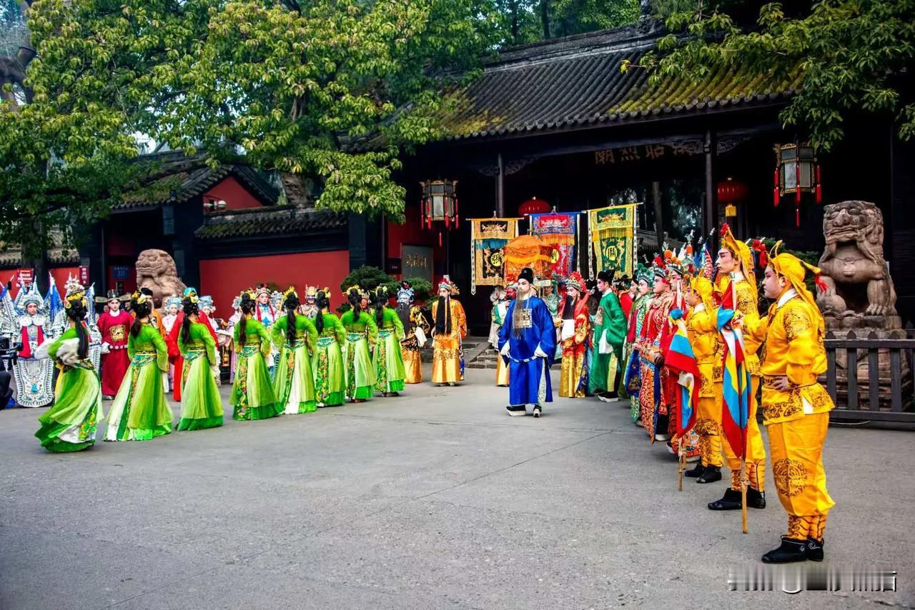 初一成都武侯祠迎“喜神”
1月29日为农历大年初一，在四川成都，小喜神为游客送喜