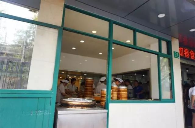 上海的鲜肉月饼不论在哪里都很受欢迎，绝对是这里的人无法拒绝的美食之一。 