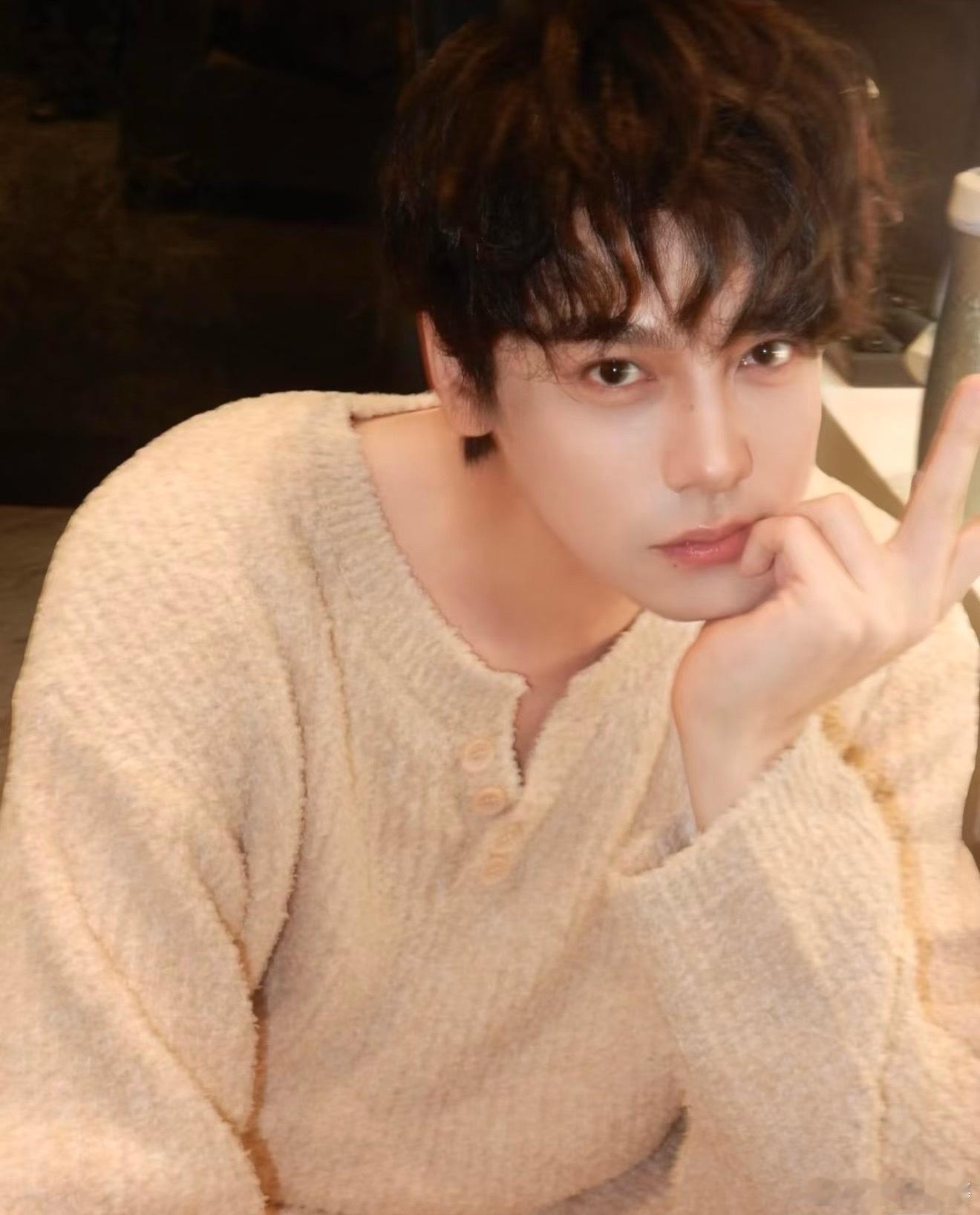 田栩宁 孩子这应该是朋友或者亲戚家的宝宝吧？虽然但是，这个小孩颜值好像还挺高