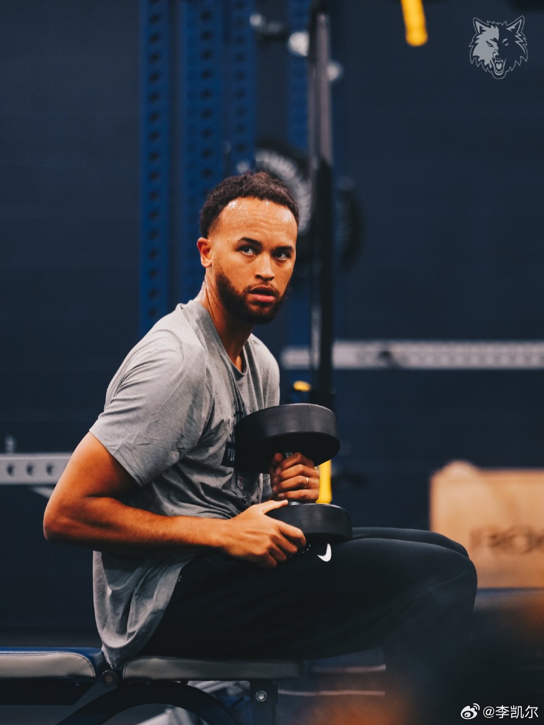 straight to work. 💦李凯尔