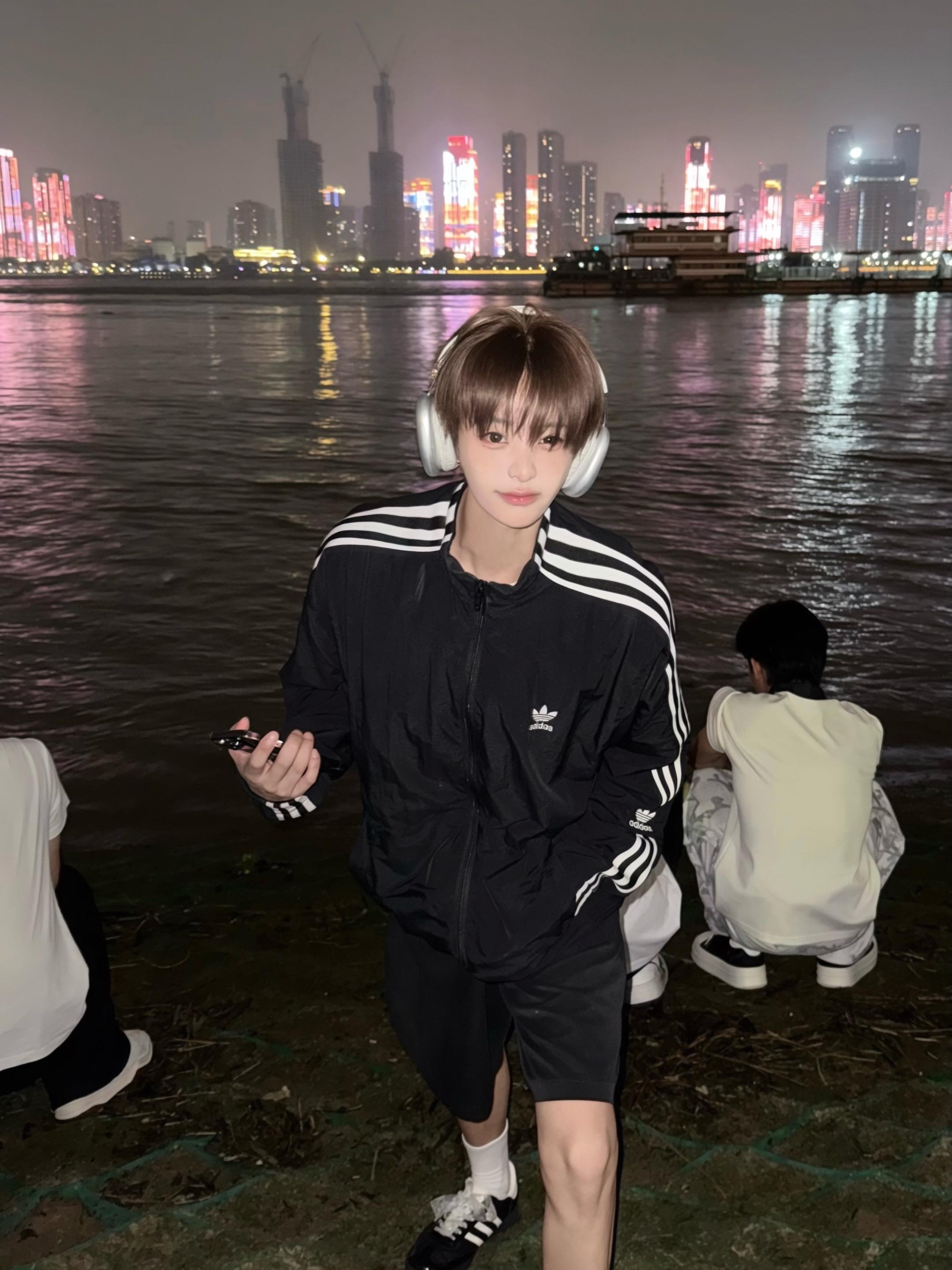 能听0.8x的歌为什么不能爱上1米8的哥。