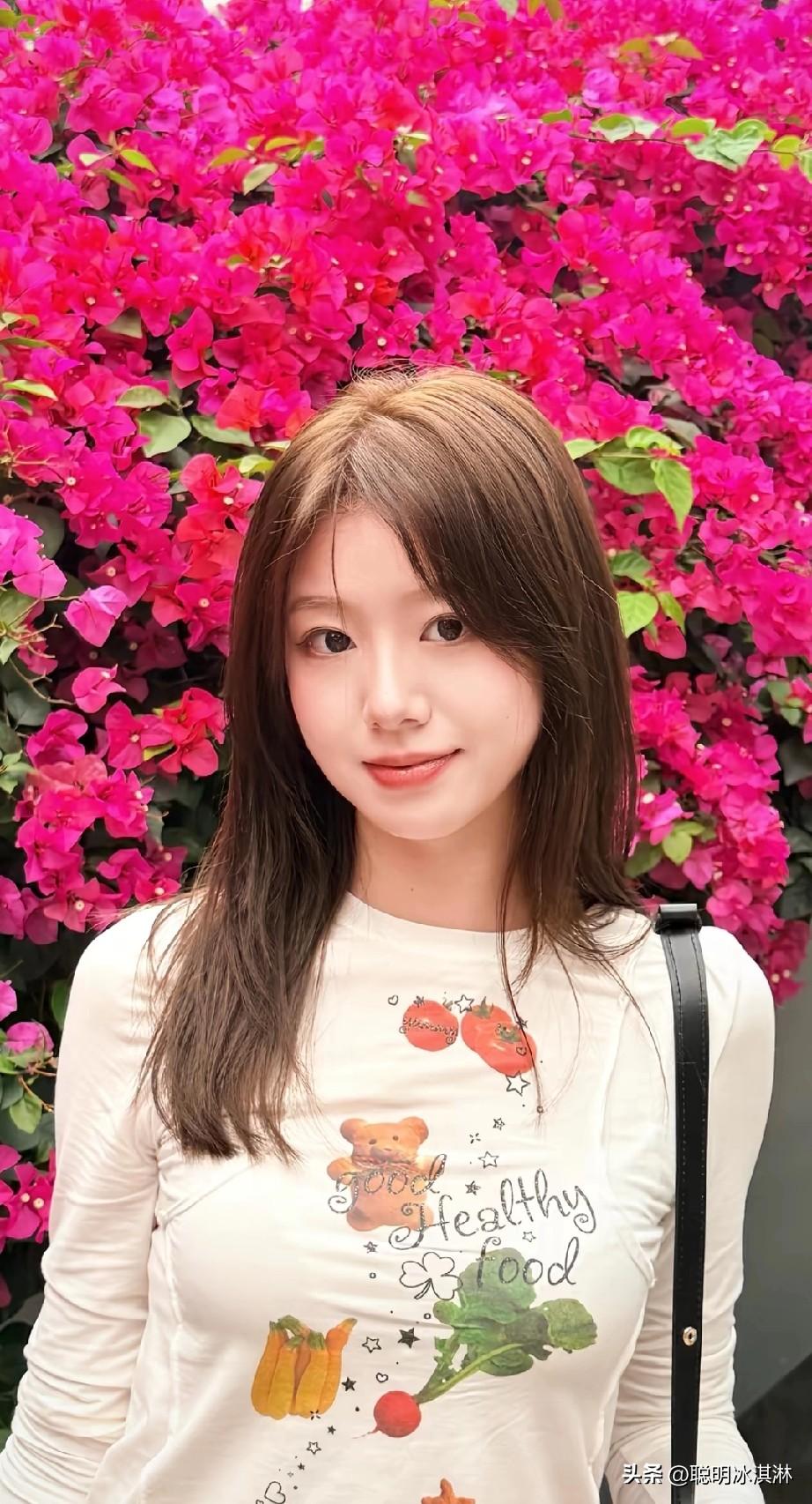 元气少女与花海相映成趣，健康生活从点滴开始！