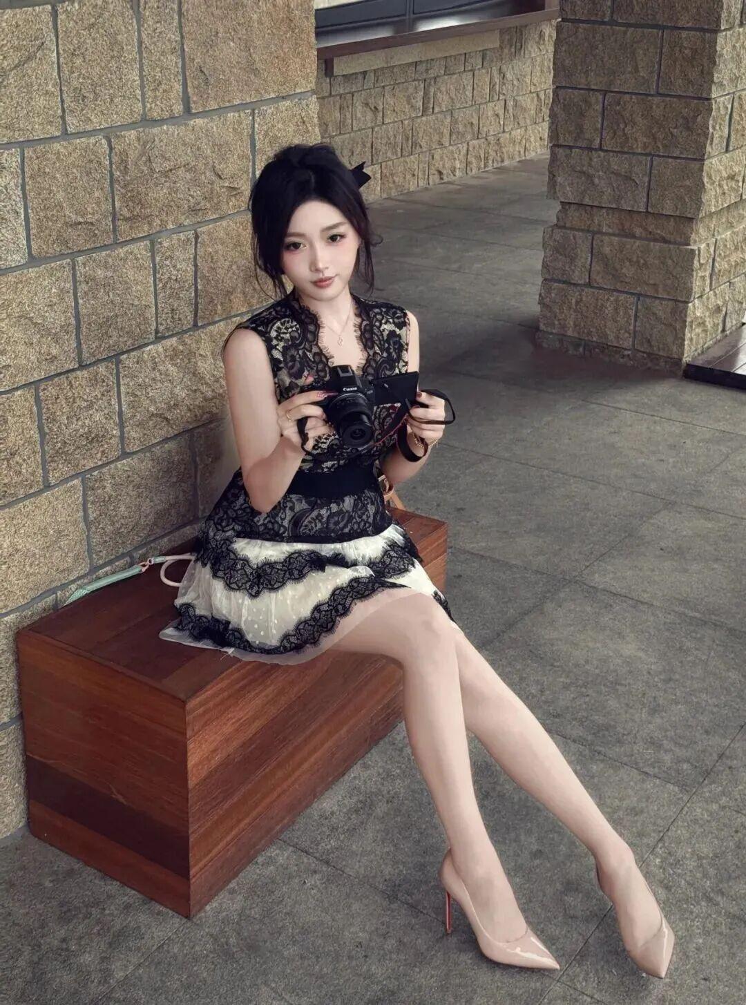 优雅黑裙，相机相伴，都市女孩的时尚日常。穿搭 美女 高清美女 高雅气质美女
