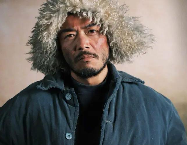 8750万片酬一分不让的顶流，现在蹲在4800米高原给新人调机位。
当年剧组求他