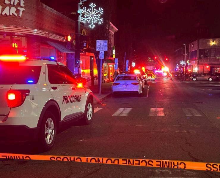 美国罗得岛警方还在搜捕在布朗大学开枪造成多人死伤的枪手，布朗大学坐落在罗德岛州首