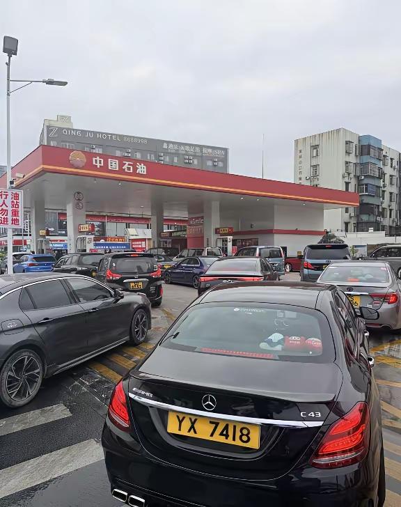 香港赚钱广东花

周末珠海的加油站放眼望去都是香港车，他们从香港过来购买各种生活