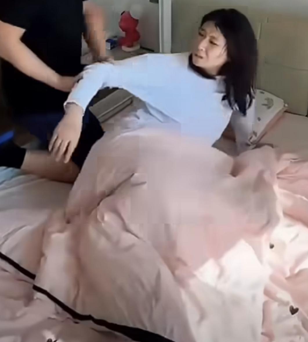 老公嫌老婆大中午在家睡觉，
强行把老婆拽起来后，
突然画风一变让人哭笑不得，老婆