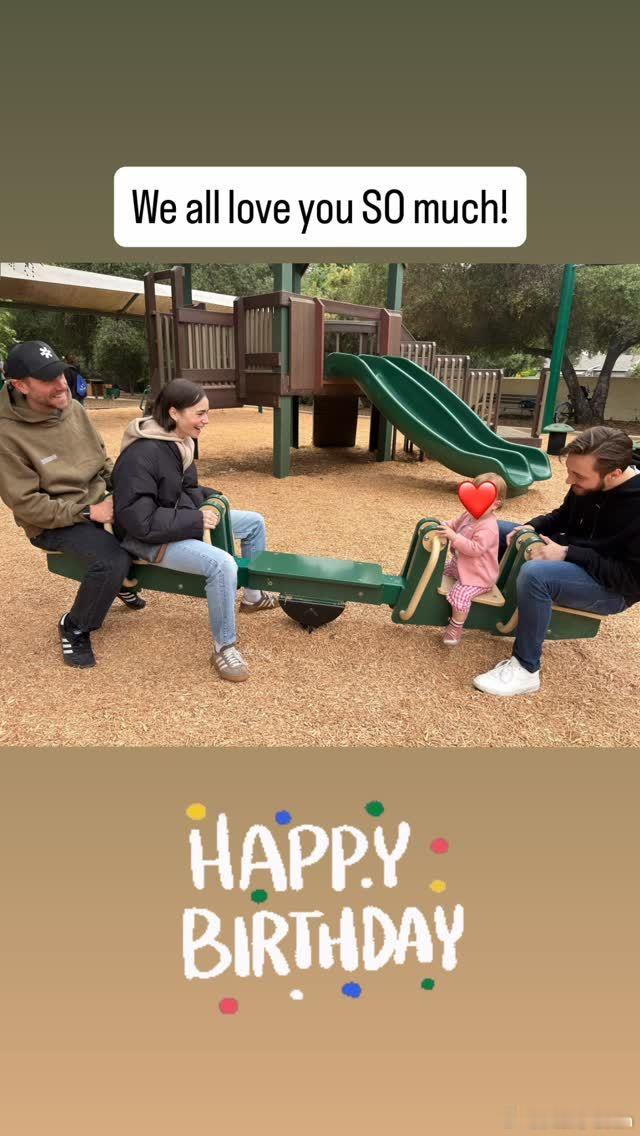 lily collins莉莉柯林斯为她最疼爱的弟弟Nic Collins庆祝25