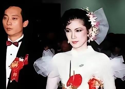 1985年，叛逃到台湾的飞行员萧天润，不仅得到了黄金 3000 两，还成功迎娶大