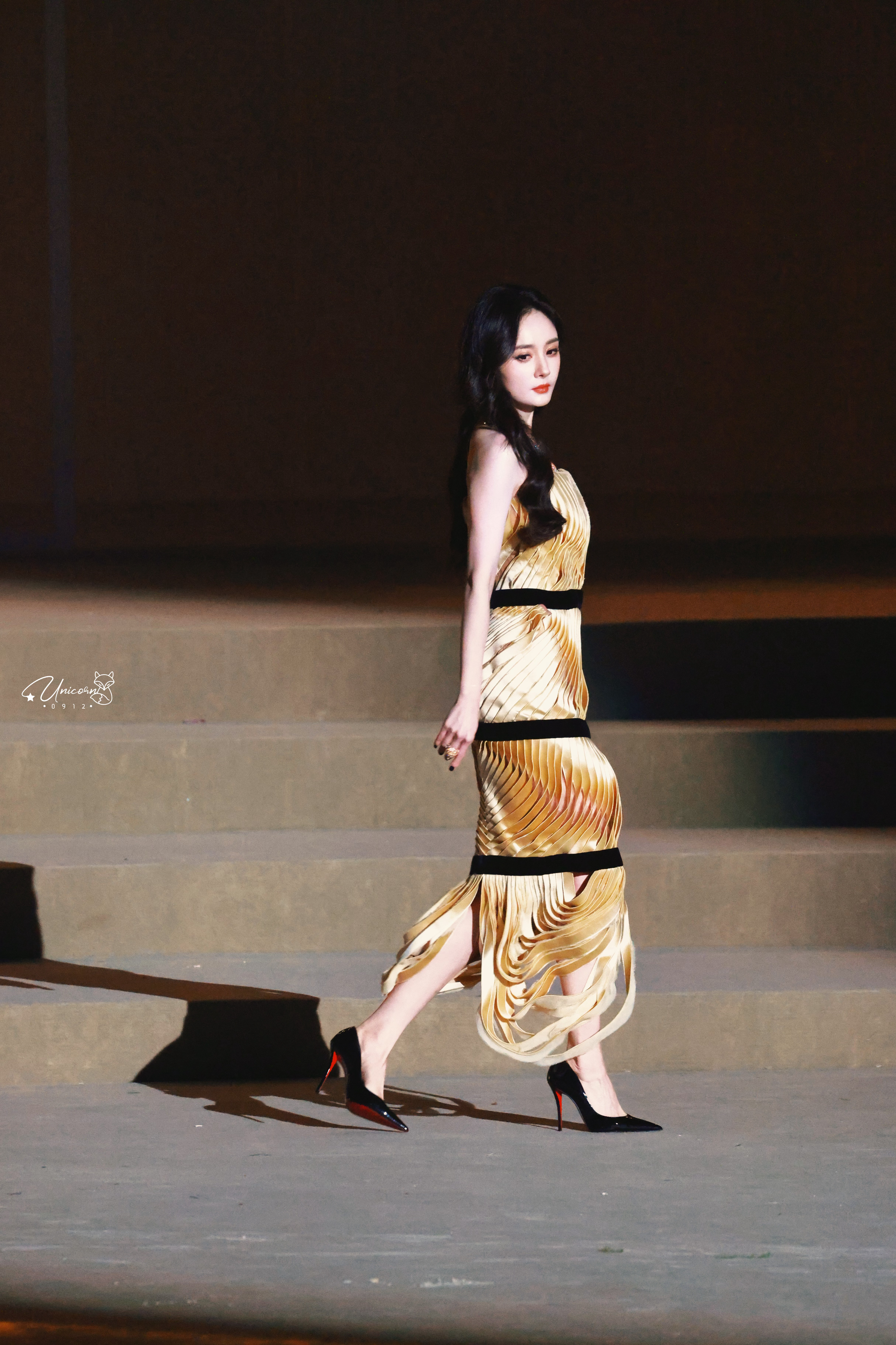 红毯女王带着红底黑色尖头👠来了 ​​​