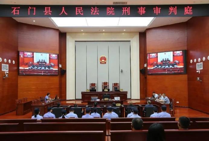 2026 年 5 月 29 日，湖南省石门县人民法院的审判庭里，法官宣读的判决书