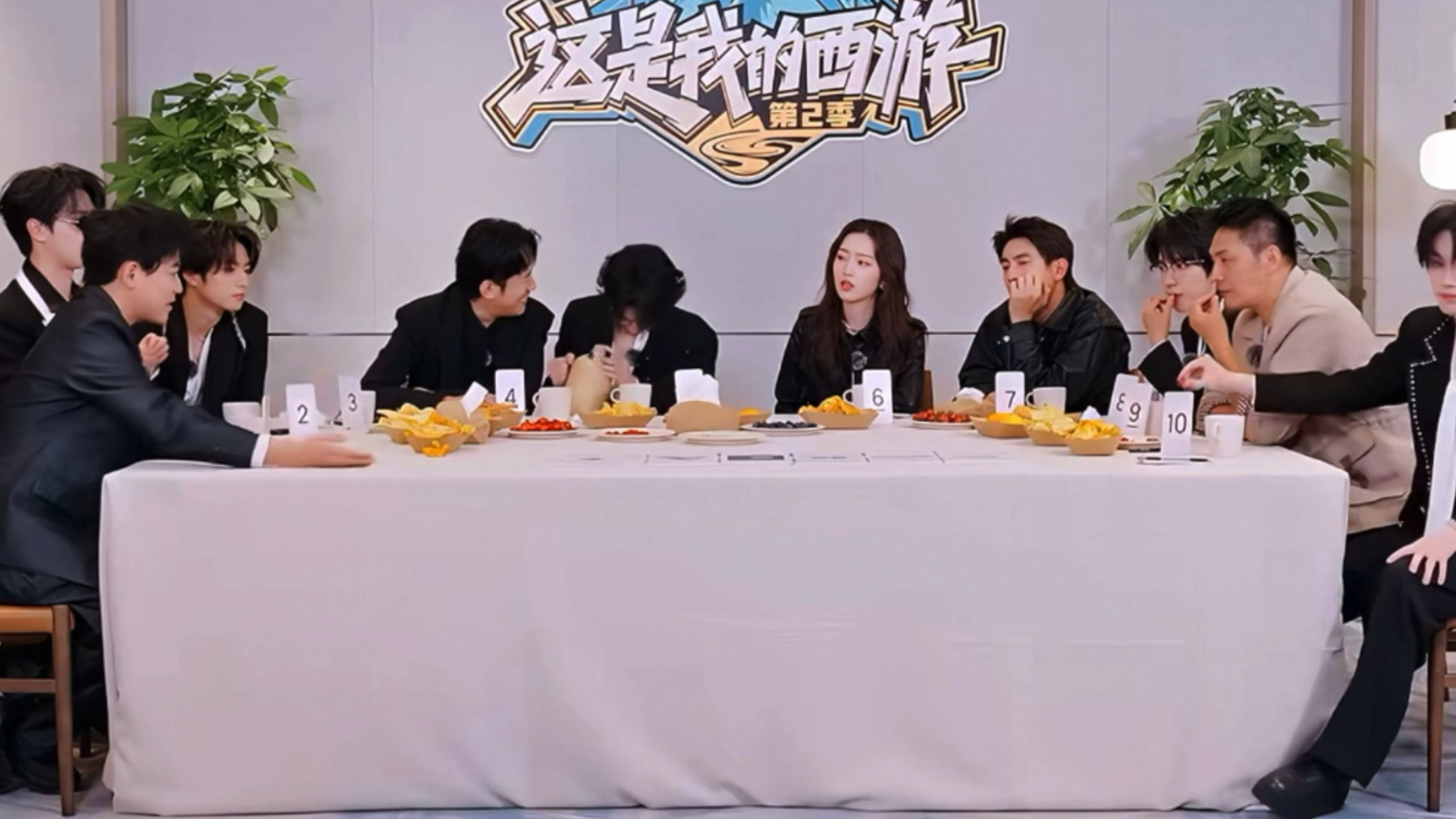 我要笑颠了，一群人在找狼人到底是谁。所有人但凡往中间看一眼刚被狼人刀了的张真源呢