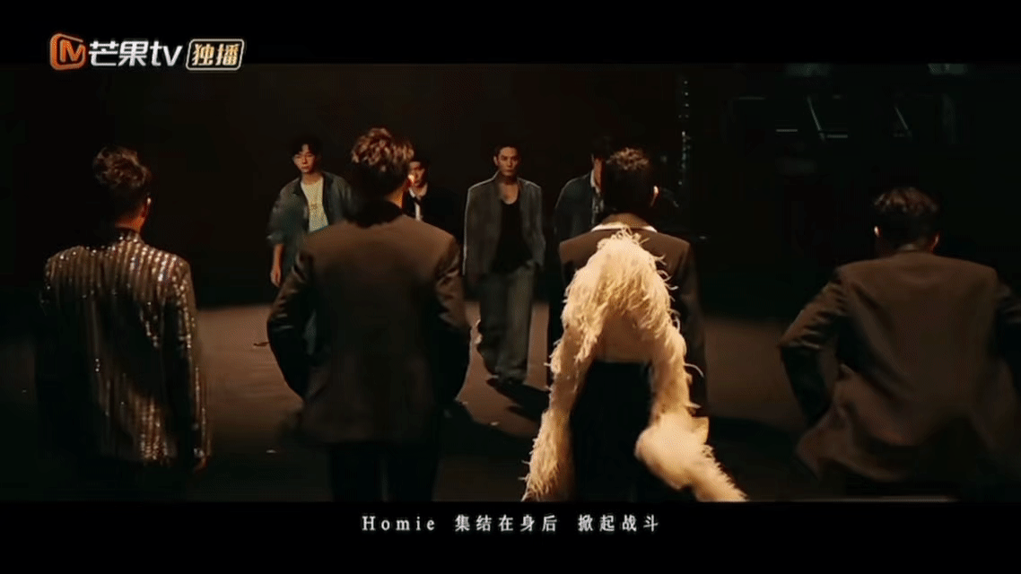 陈小春的文案是张智霖的分词 随着披荆斩棘2025临近，陈小春微博勾起披1的点点滴