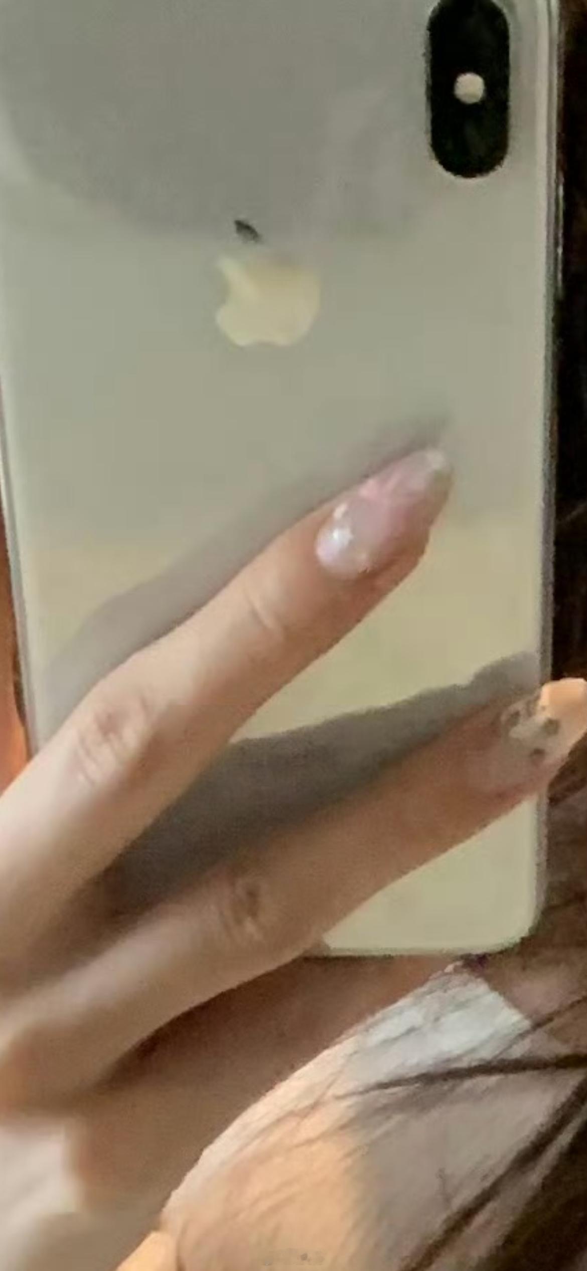 刷到一个好看的小姐姐还在用iPhone Xs。 