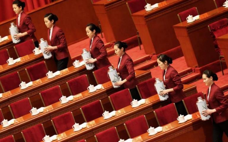 这是人民大会堂服务员们工作时候的场景，一切看着都是那么的整齐，很是赏心悦目。大会