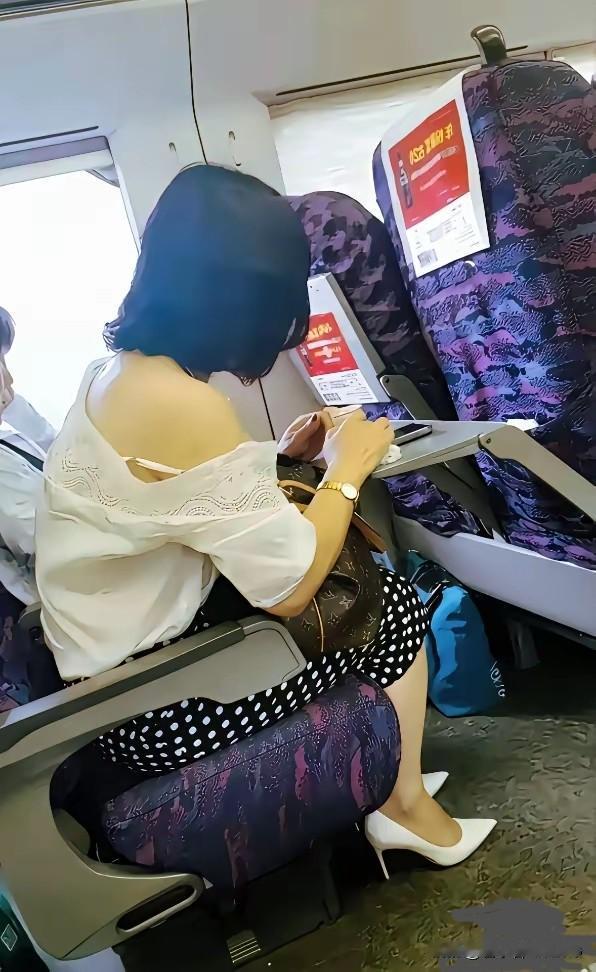 请用四字成语精准概括此图片。