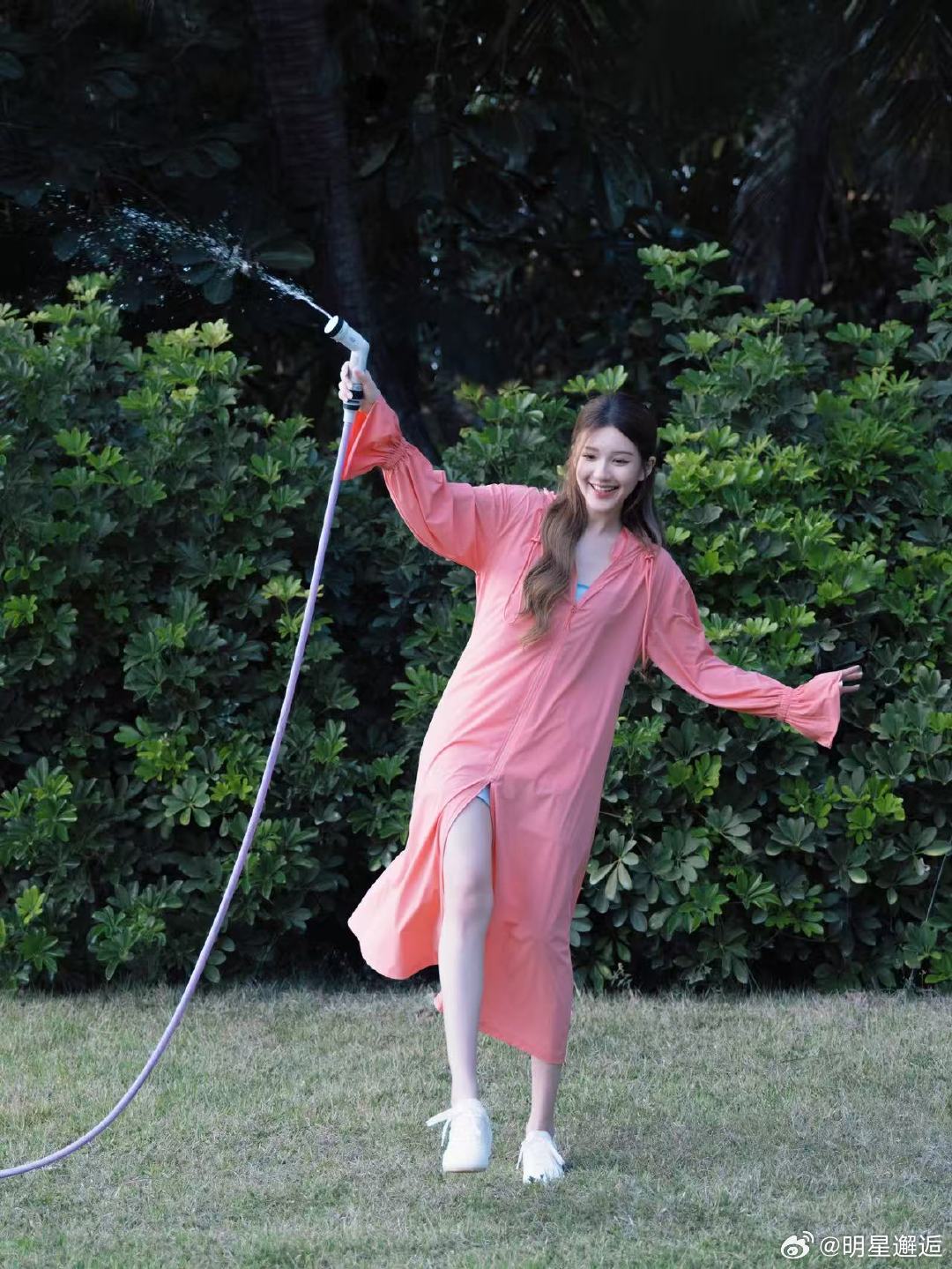 赵露思亮相上海时装周 时尚高光时刻！赵露思亮相上海时装周，秀场看秀+新天地大屏循