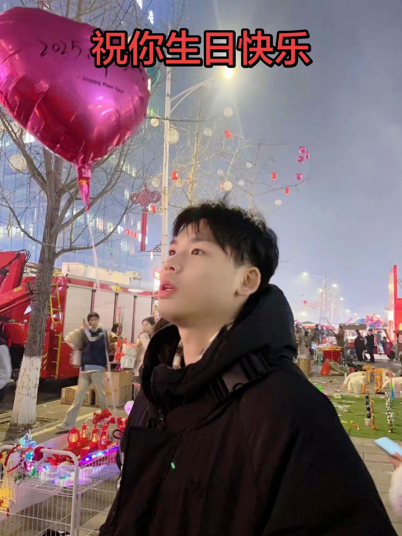 亲爱的儿子，今天是你的生日！妈妈祝你生日快乐！世上没有完美的妈妈，但是没谁比妈妈