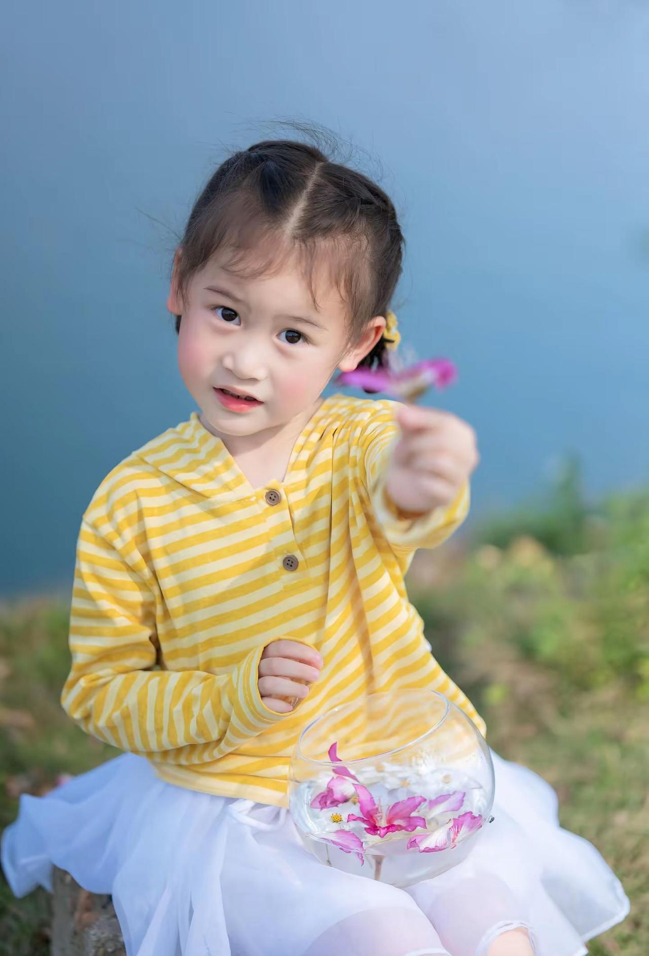 柳城的独树紫荆花。花在枝头，你在秋千，我在身旁😘😘😘亲子拍照小清新治愈系