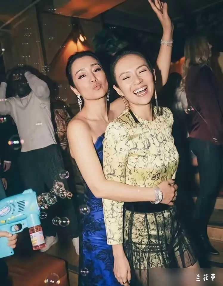 第一次看到她们的合影。似乎，她们都在狂欢中。  
非常难得的影像，巩俐、章子怡。