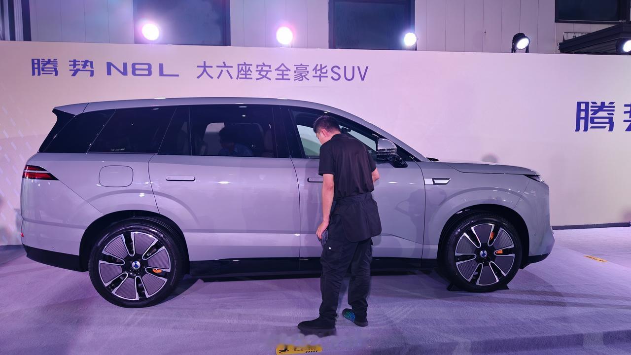 9月26日，腾势N8L正式开启预售，超过5.2米的车长和超3米的轴距，“使用面积