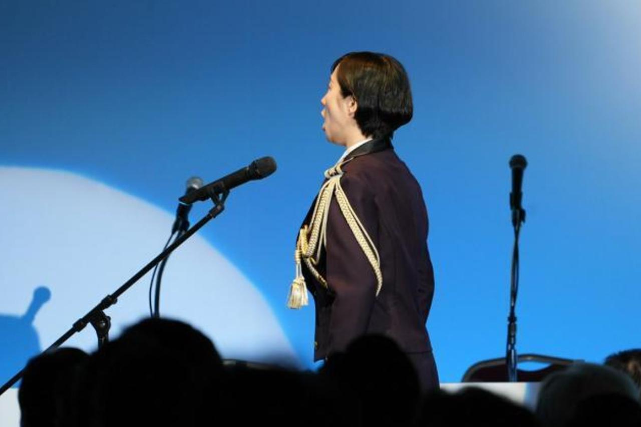 【日本陆上自卫队女军官在自民党大会上演唱国歌引发争议，相关人士认为演唱者参加自卫