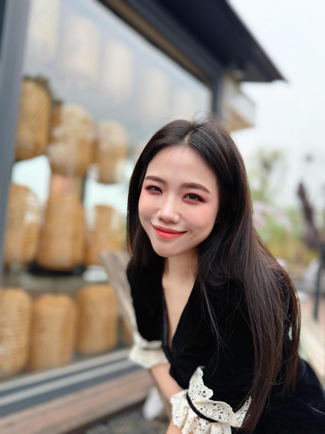 这套穿搭在太有“复古甜酷感”了！黑色丝绒裙自带贵气氛围，蕾丝袖口添了甜美元素，黑