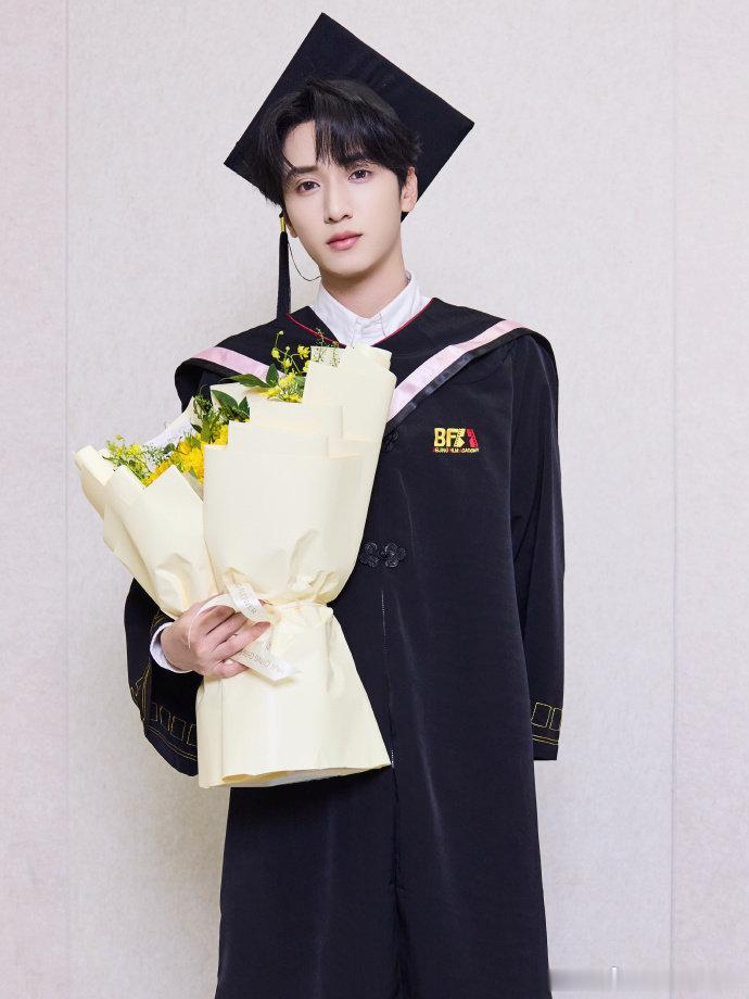 严浩翔学士服捧花照严浩翔晒学士服照严浩翔学士服捧花照 