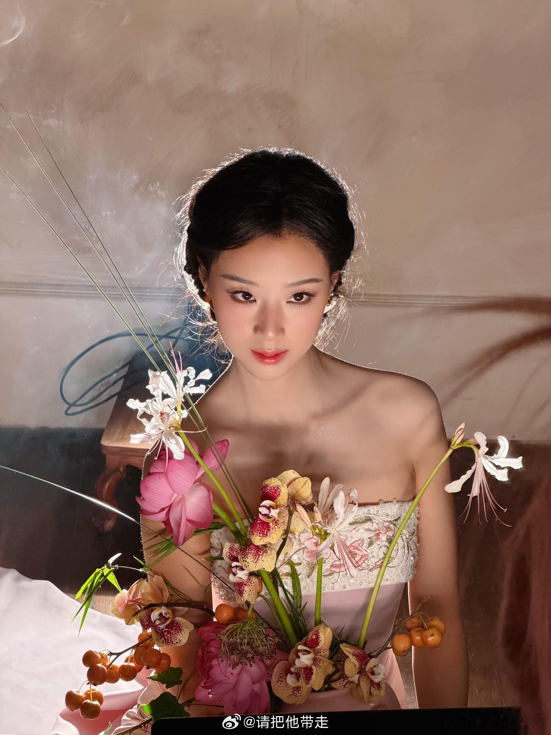 王小亿粉瓷美人棚拍灯光之下，王小亿的粉瓷长裙流光细腻，如同烧制完好的粉彩摆件，眉