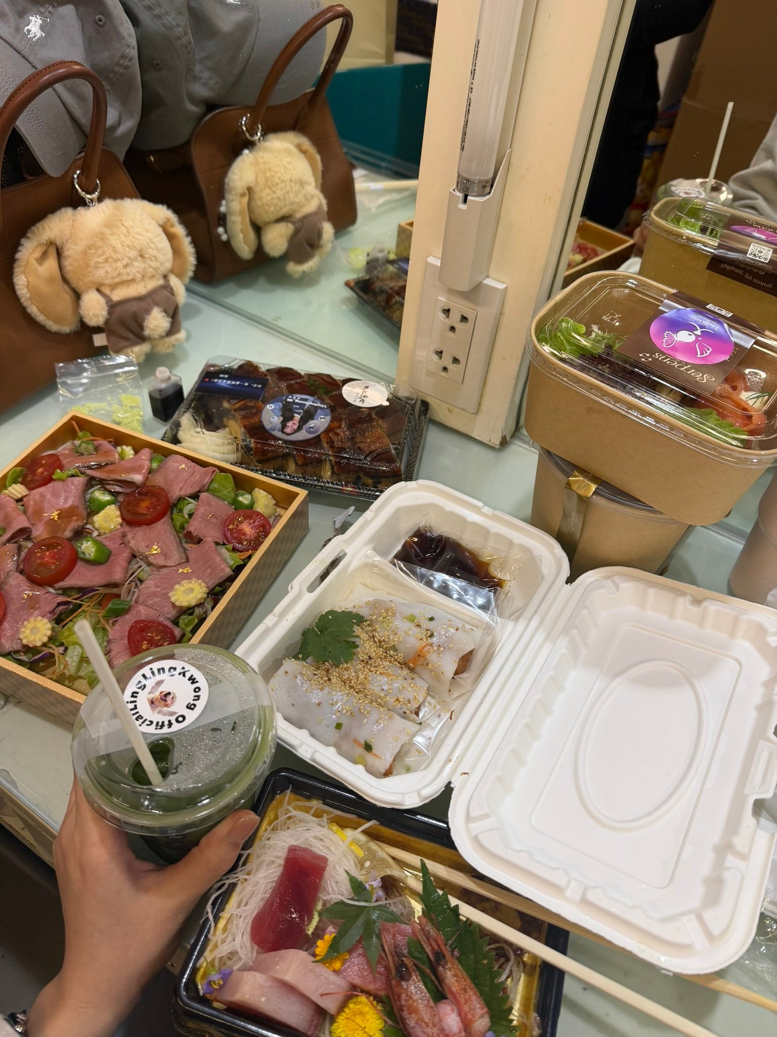 邝玲玲x更新干饭小分队🍽️今天狗帝陪麻麻上班了，屁股对人是不是因为麻麻不给吃邝