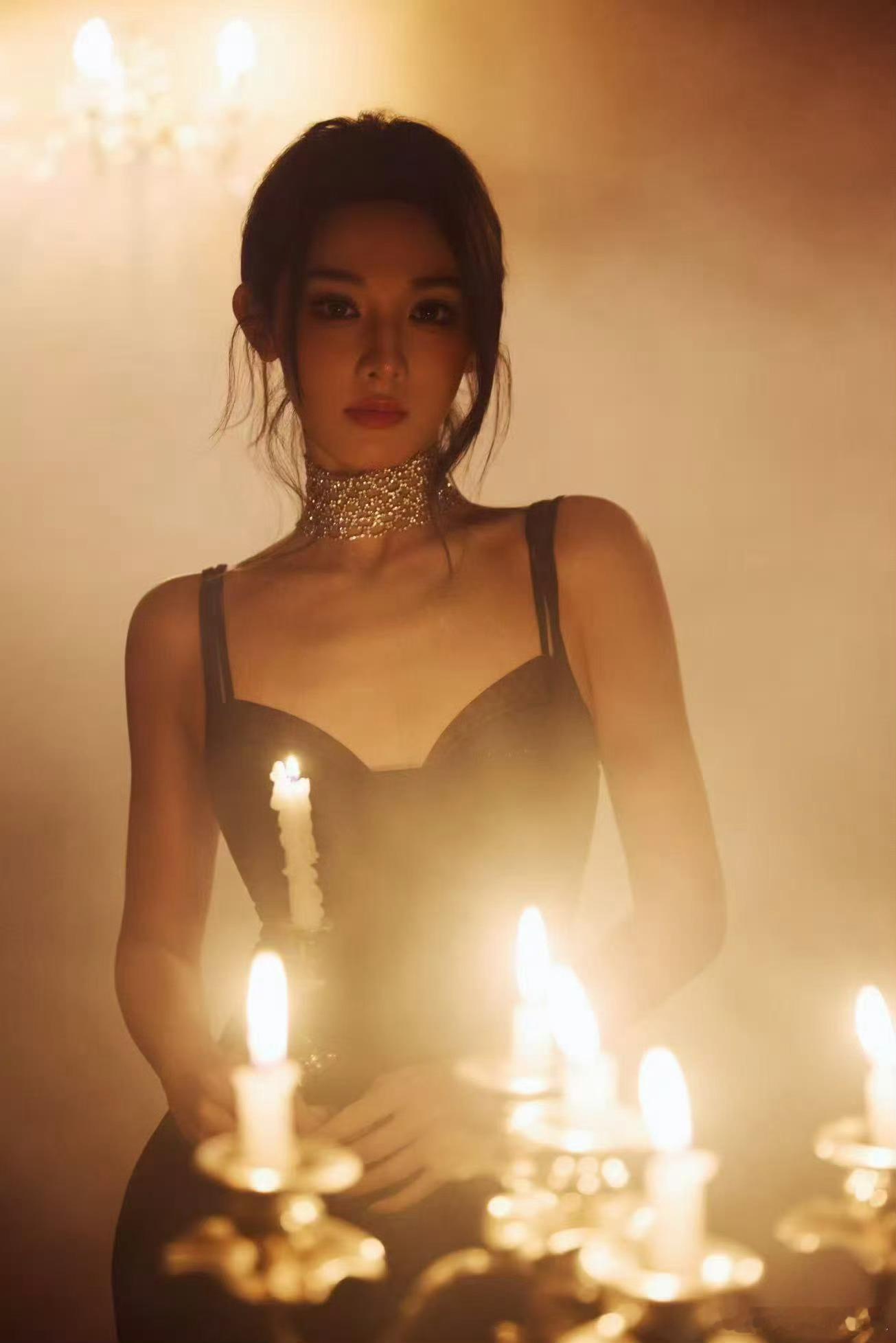 彭小苒这个背不拔罐可惜了 彭小苒的背简直绝了！直角肩自带光芒，线条紧致得恰到好处