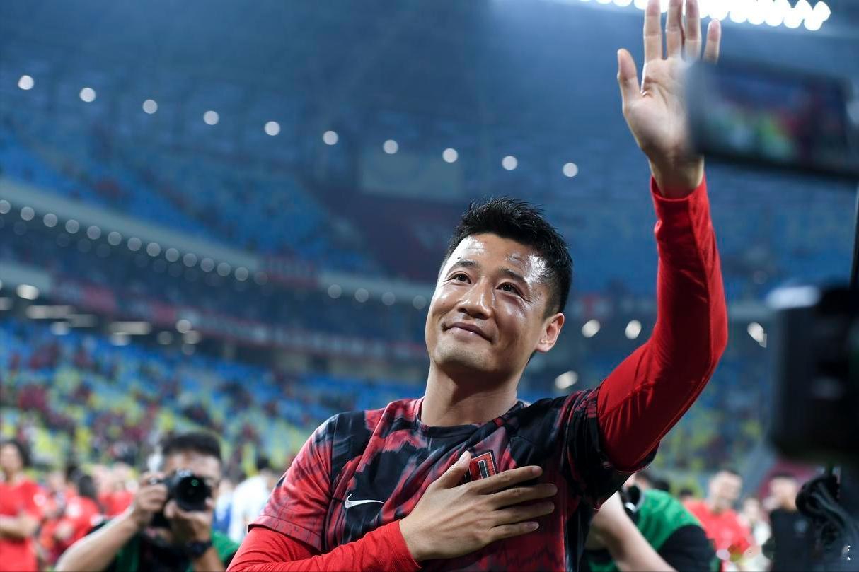 涛叔退役了！41岁的成都蓉城功勋球员正式退役，退役后担任广州豹助理教练。刘涛在成