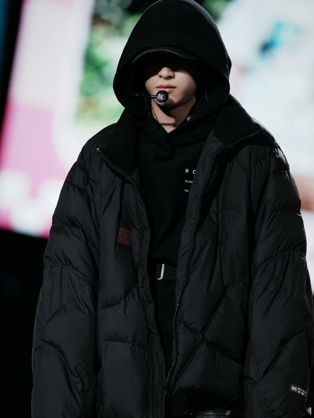 yhx yhx “我在看不见光的地方徘徊只有你拉着我的手告诉我向前看”