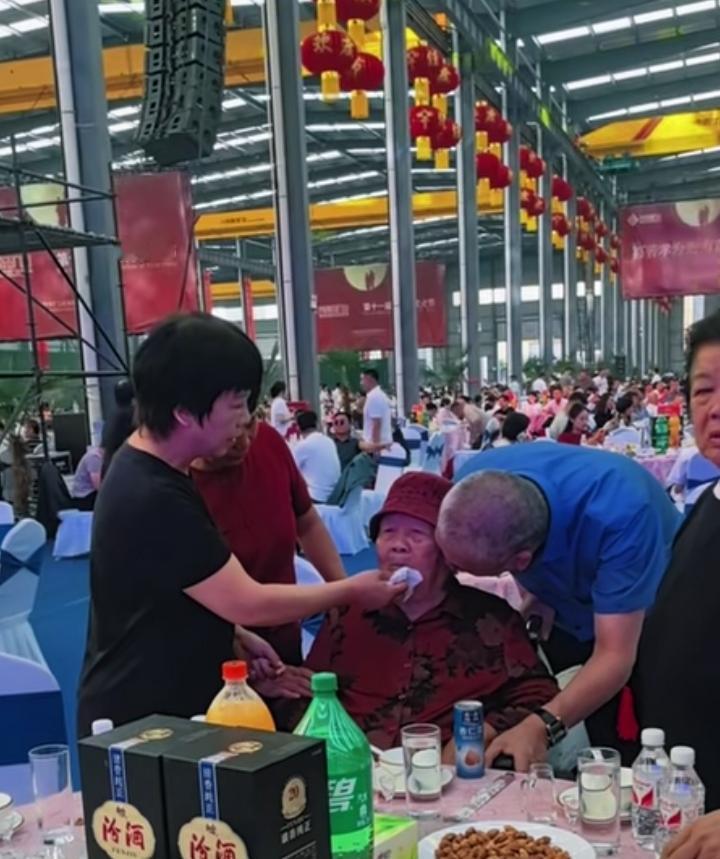 刷到崔培军和老母亲的同框画面，真的被温柔到。崔培军在外是雷厉风行、豪气发钱的企业