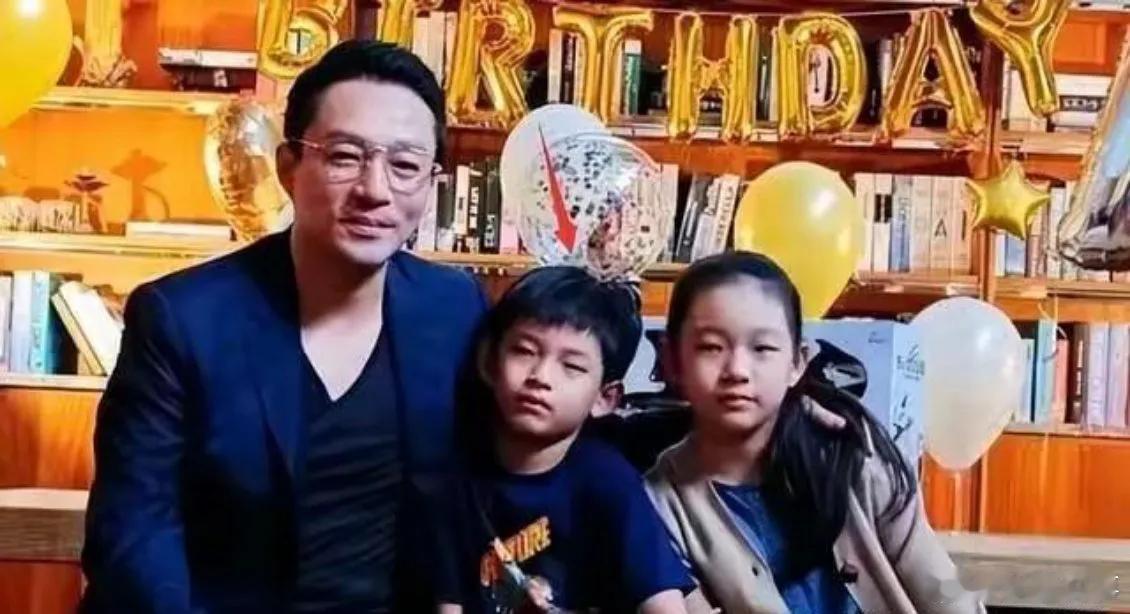 汪小菲把孩子带回家了，这事也挺曲折的。按法律说，他是孩子亲爹，本就该有监护权。他