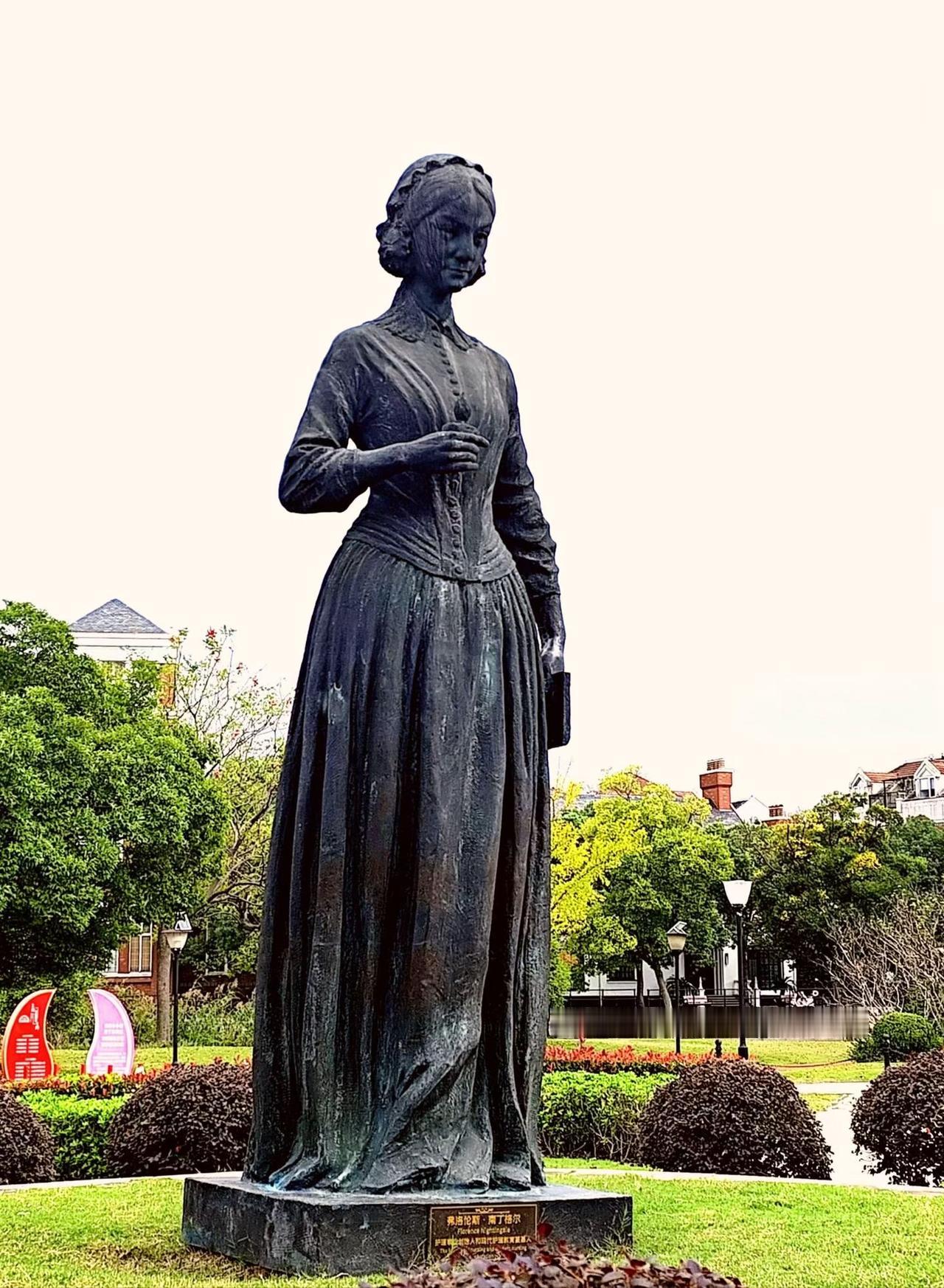 《英国乡村女教师》上海泰吾士小镇西区的雕像。