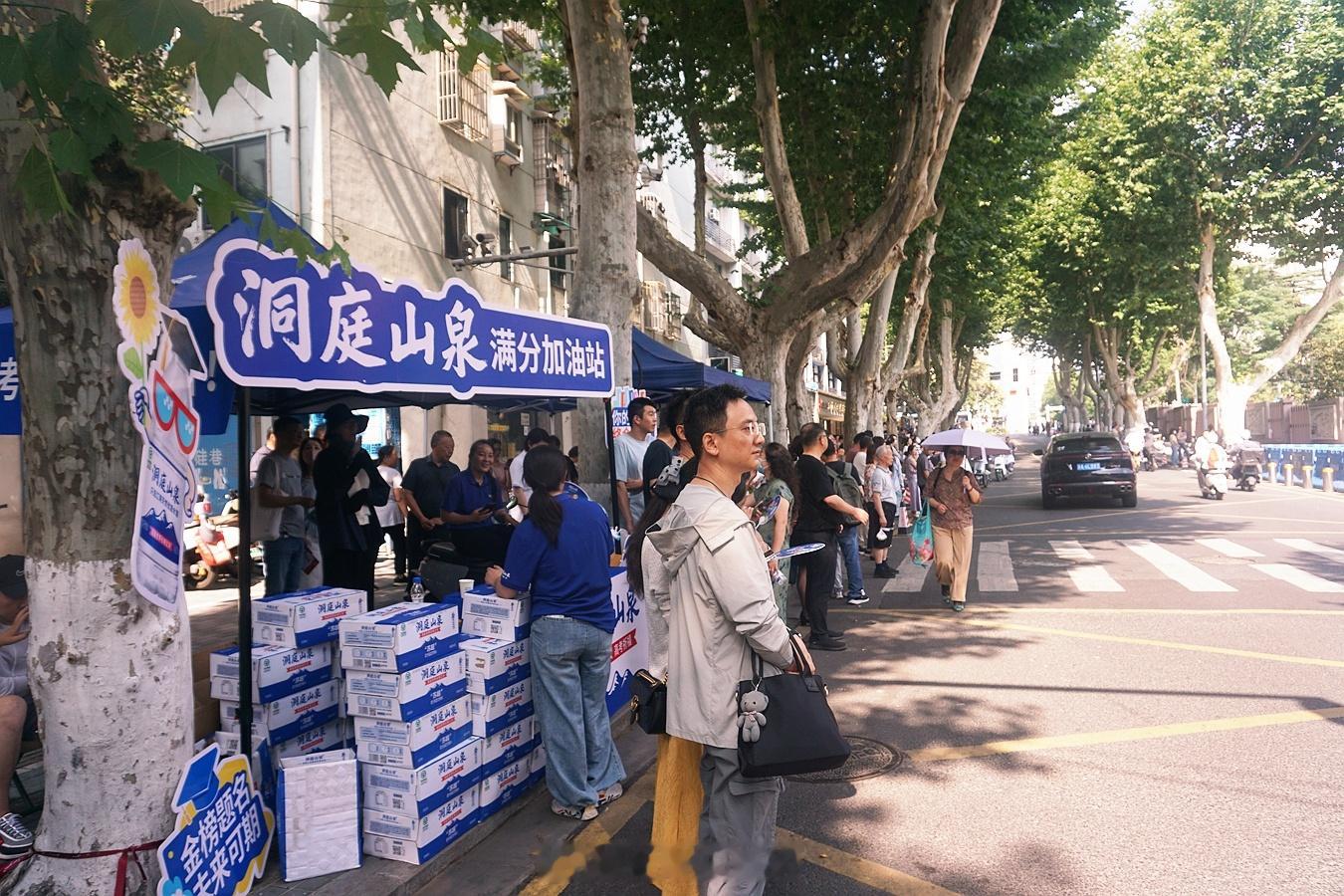 2026高考 今天高考第一天，各方全力护考，老天爷也帮忙，南京天气不太热。祝考生