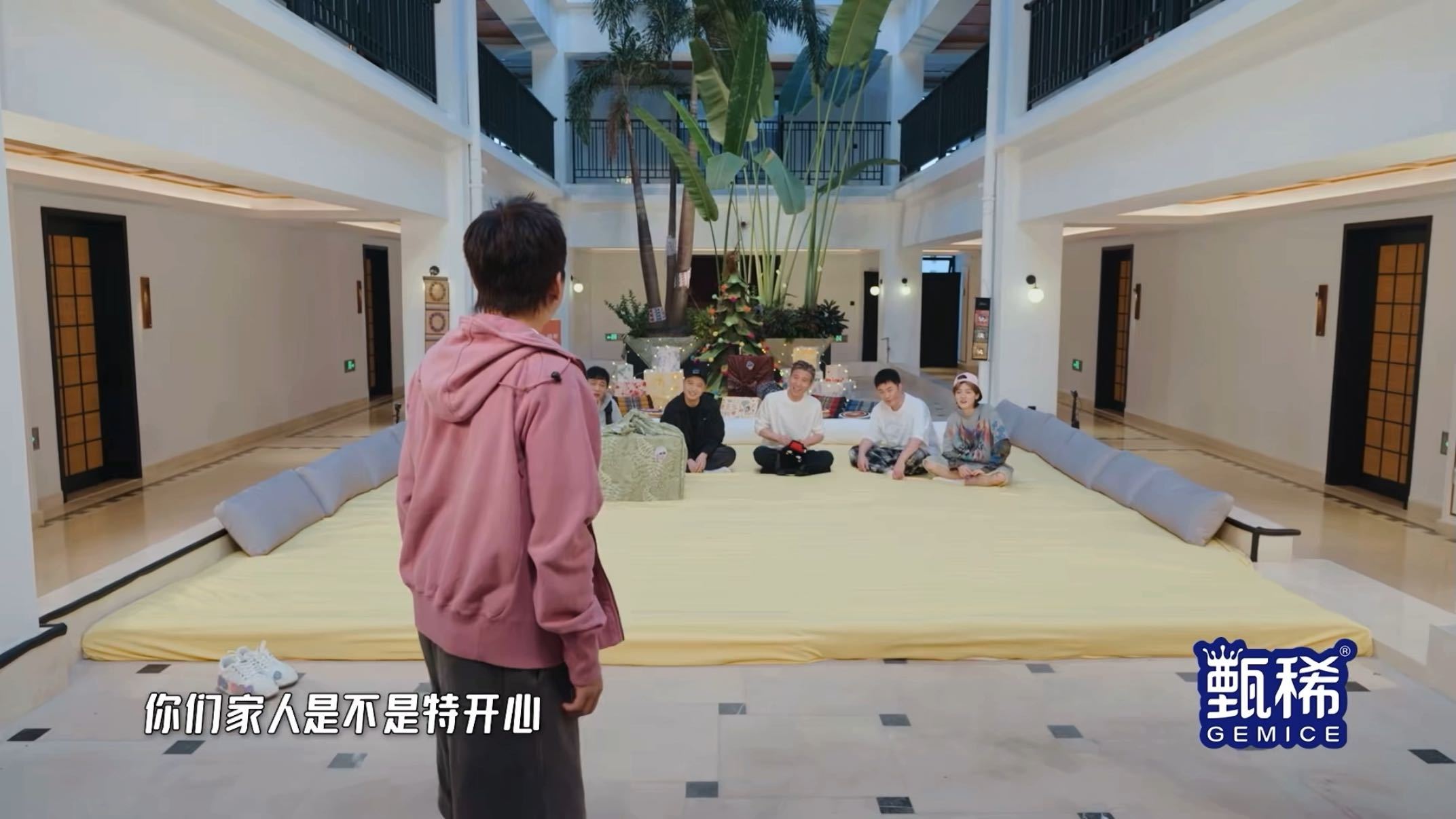 李乃文问邓超：你出来录综艺，家人开心吗？邓超：开心，特别开心。然后演了一出全家欢