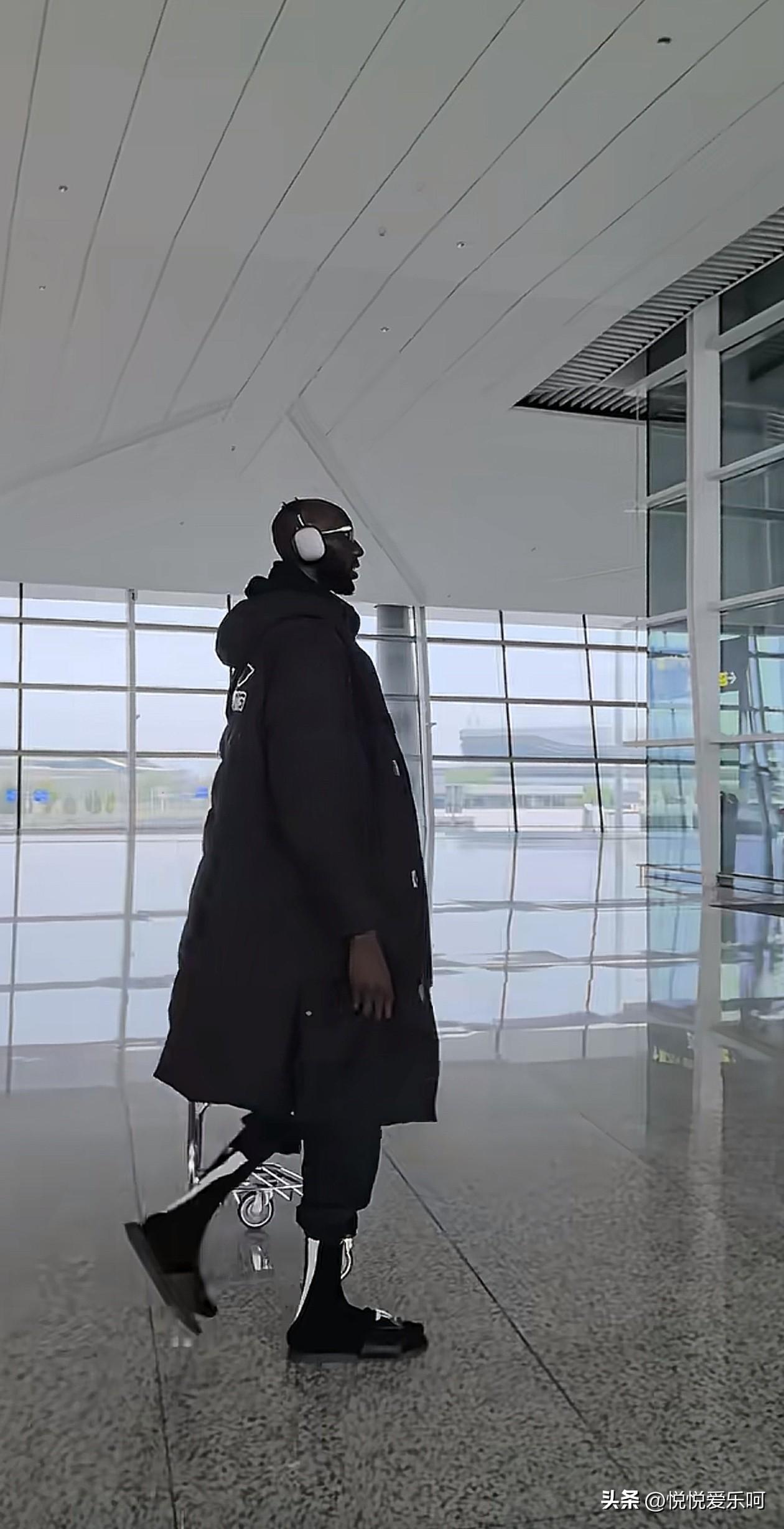 抱歉这位非洲哥们儿，把他看成机器人了，还琢磨，怎么把机器人做这么大，多费料呀，仔