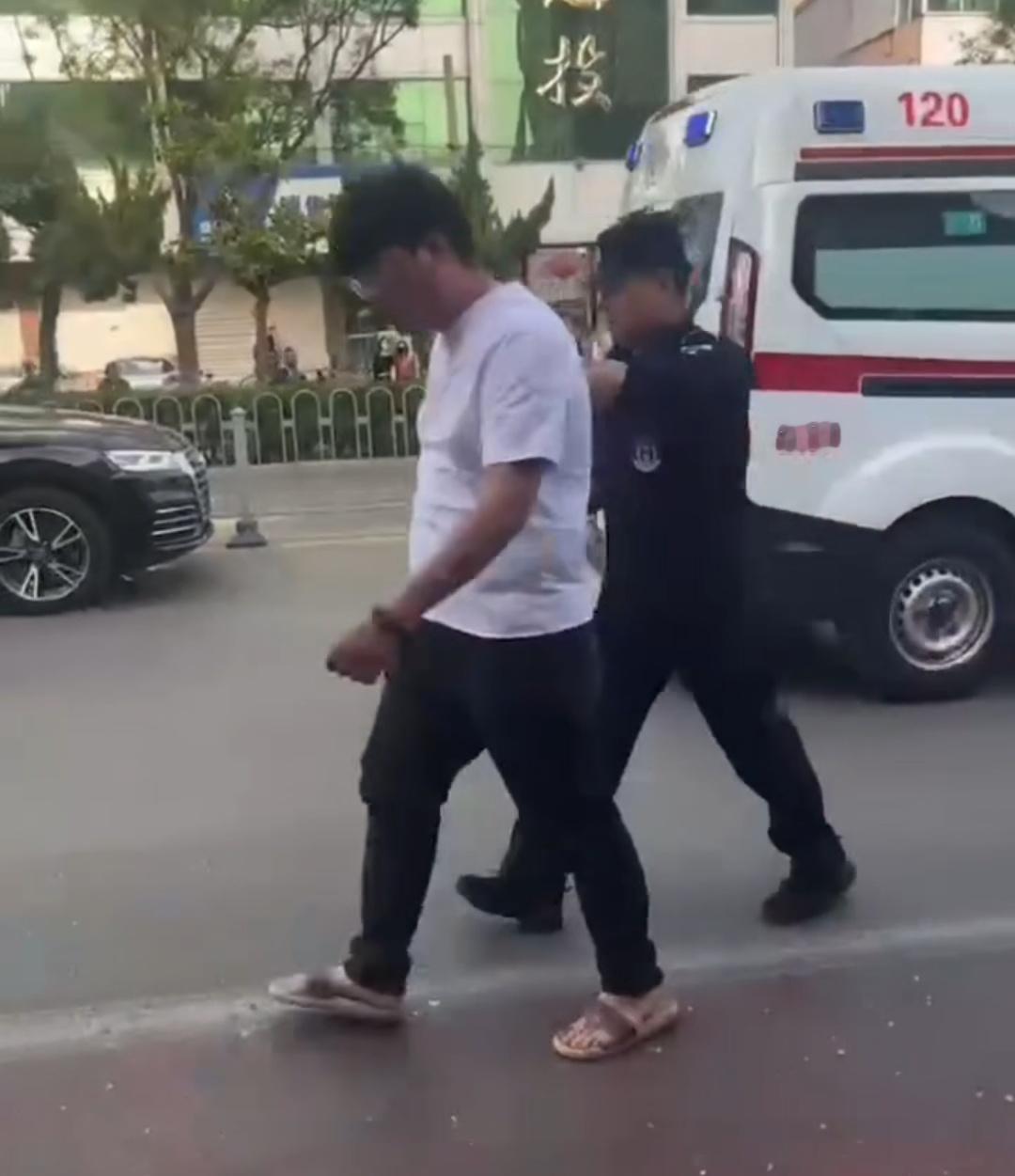 你不知道你的下一秒会发生什么，等车的那是等车的，那下车的呢，公交车刚停下，下车的