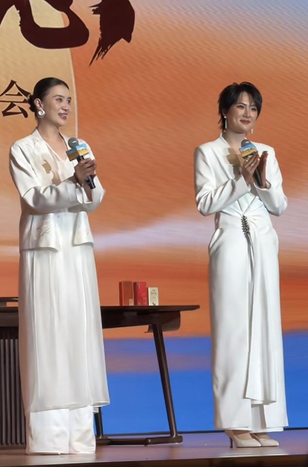 一直以为华为二公主1米6几，
查了一下她的身高，
真是没想到啊，竟然比旁边的宋佳
