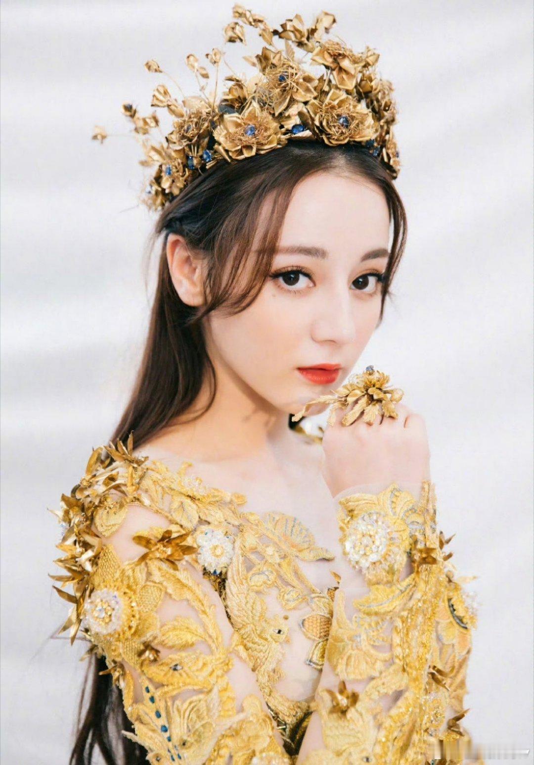 迪丽热巴90花唯一的视后 再不好过如今也好过了，确实是金杯在手，我笑你没有，在越