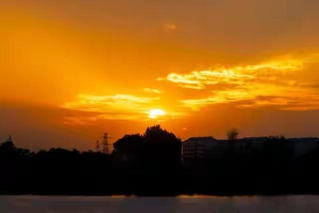 人生的高级，始于本心，终于简单。减去多余的欲望，无效的社交，繁杂的思想和复杂的心