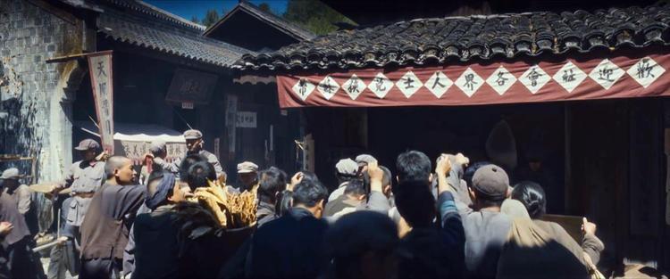 《伟大的长征》第16集，红军在遵义城发行苏区纸币，大红横幅上写道“欢迎社会各界人