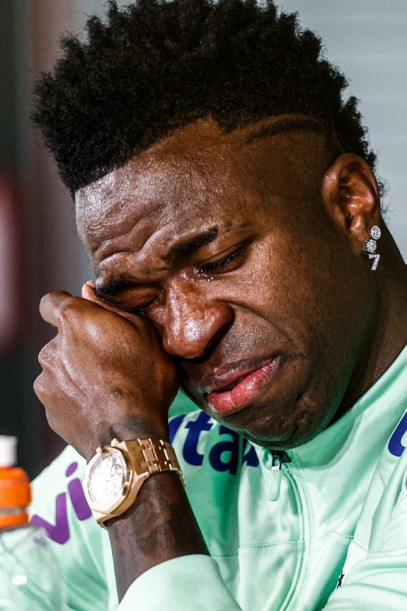 🚨在巴西，随着足球场种族歧视事件的增加，人们正在讨论“维尼修斯法”。 ⚠️🇧