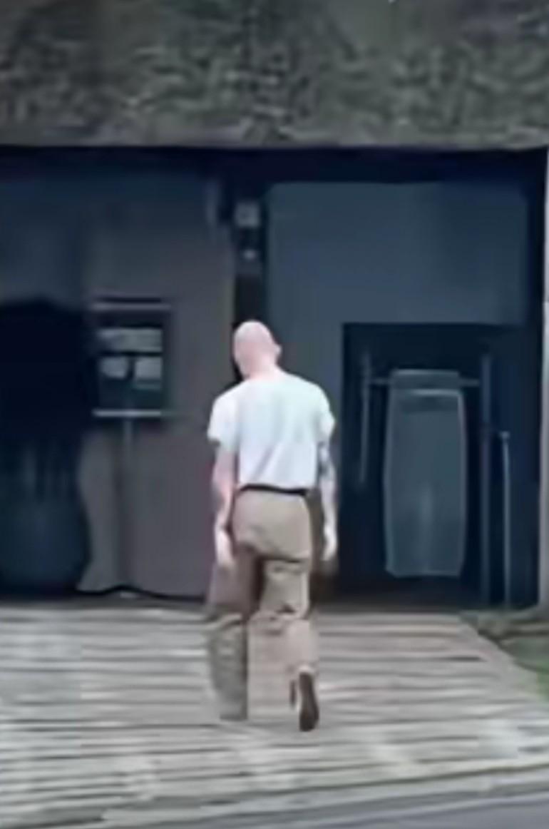 具俊晔瘦成这样了？从背影看上去，他真的瘦了很多，而且整个人看着就很低沉，很悲伤的