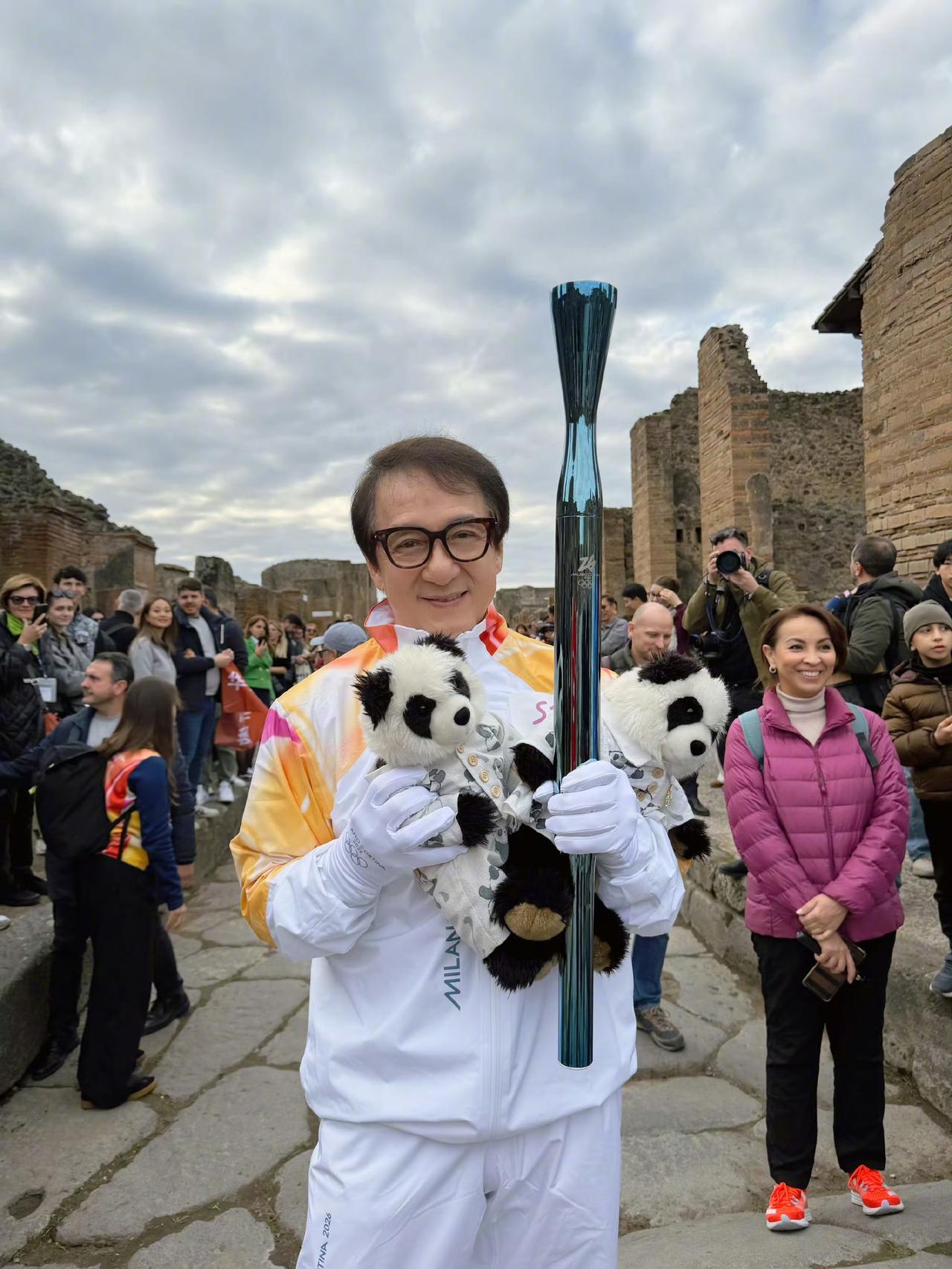 71岁成龙再当冬奥火炬手！手举熊猫玩偶传递和平  

瞧瞧他这状态，谁能想到成龙