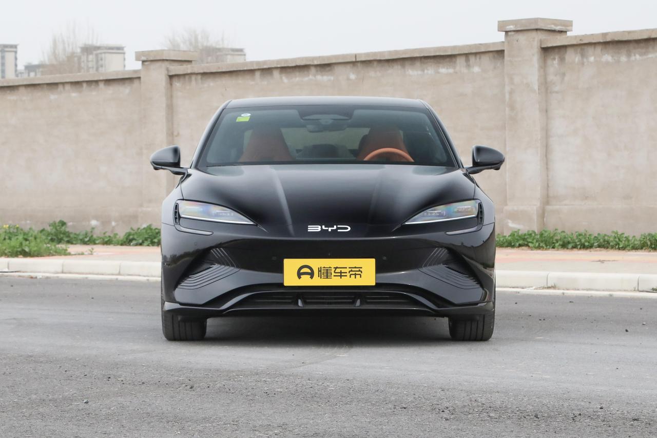 第一眼看比亚迪海豹低趴运动姿态很到位，线条流畅紧致，溜背车尾利落有辨识度。但整体