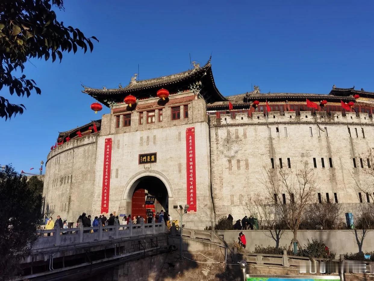 春节期间的洛阳丽景门

       春节期间的洛阳丽景门，除了热闹还是热闹。那